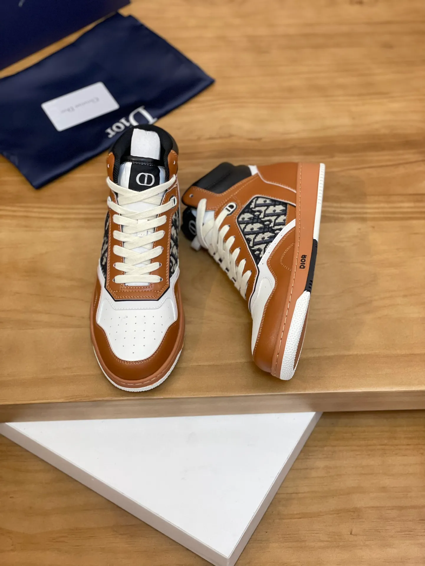 Men's shoes: 💰P460¥ Product trademark: Dior* "Dior*" high-top casual shoes Regular size: 38-44 (can be customized to 45.46) Product materials: Upper imported cowhide stitched with original fabric, breathable lining, original outsole. Number: 1006